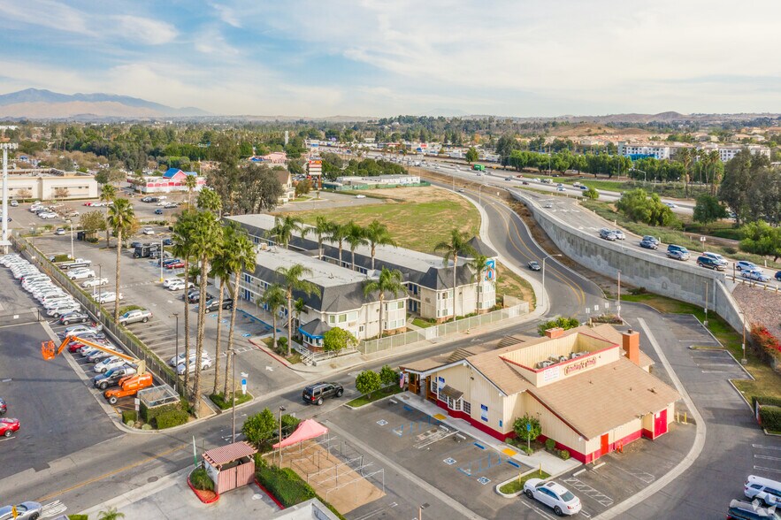 3663 La Sierra Ave, Riverside, CA à vendre - Photo du bâtiment - Image 3 de 22