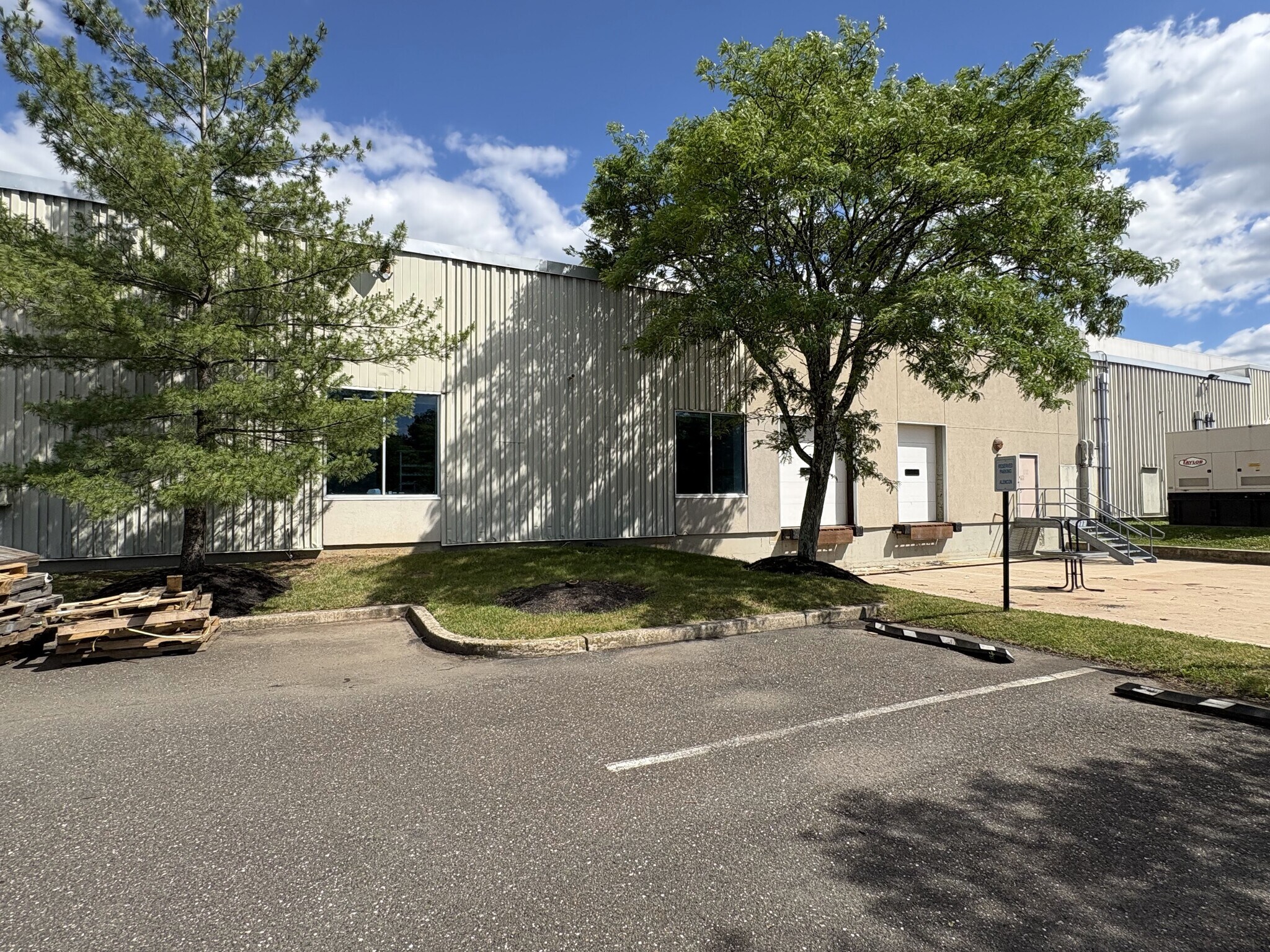 330-339 S Warminster Rd, Hatboro, PA for lease Building Photo- Image 1 of 10