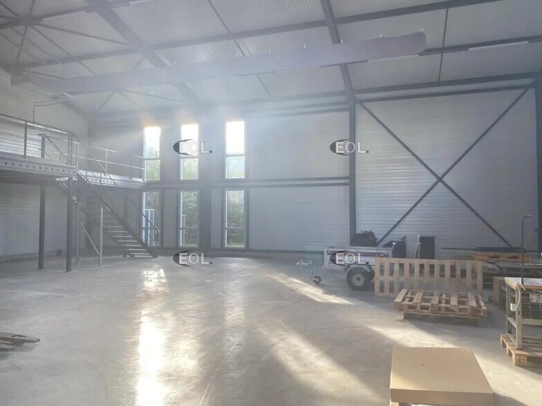 Flex dans Chassieu à louer - Photo du bâtiment - Image 3 de 10