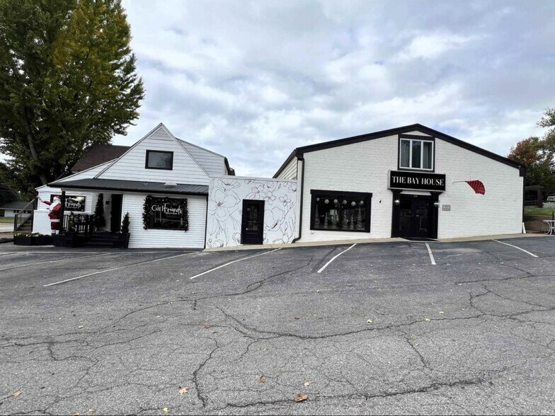 300 W Jennings St, Newburgh, IN à louer - Photo du bâtiment - Image 1 de 18