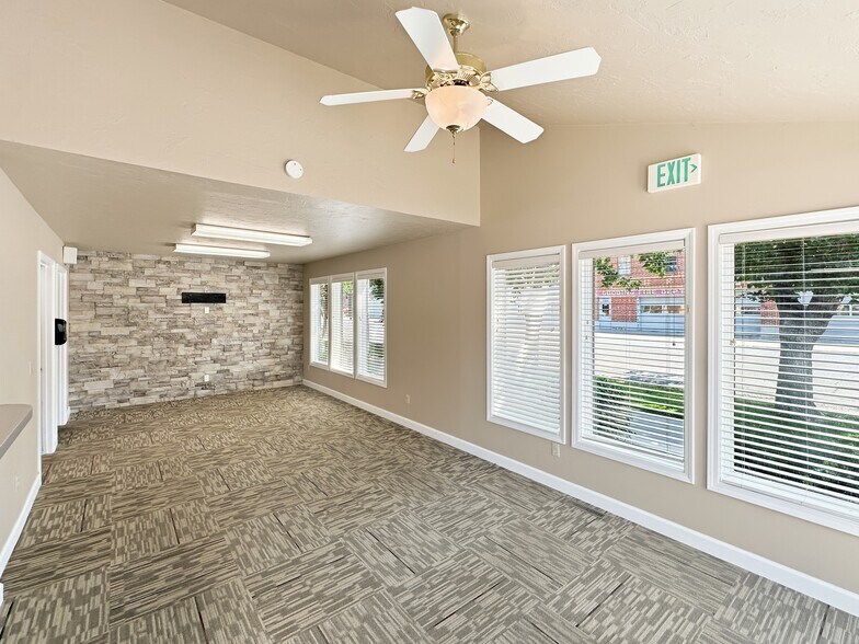 425 Idaho St, Gooding, ID for sale - Interior Photo - Image 3 of 7