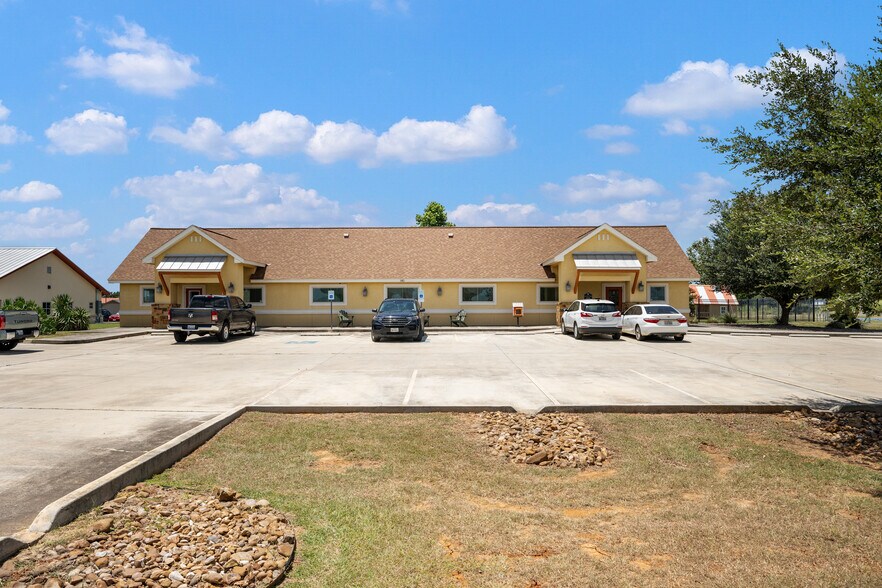 140 Paloma Dr, Floresville, TX à vendre - Photo du bâtiment - Image 1 de 63