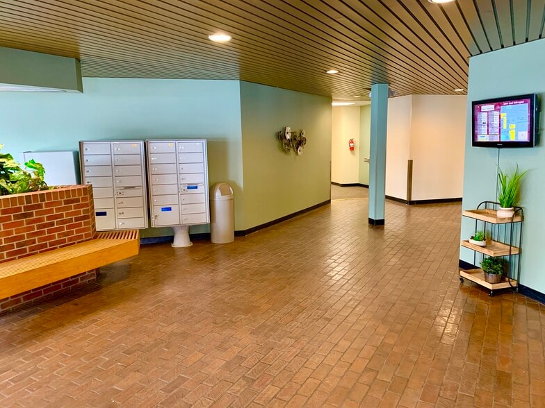 7950 S Lincoln St, Littleton, CO for lease - Lobby - Image 2 of 7