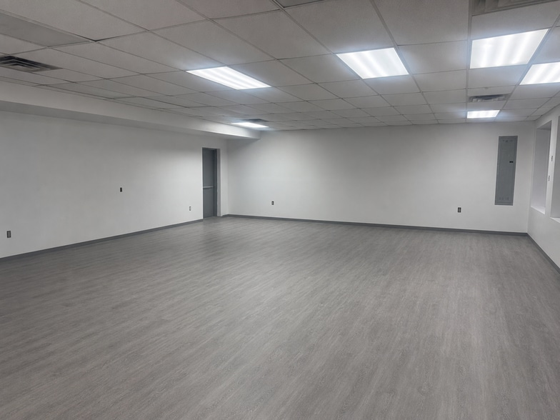 118 Broadway, Lynbrook, NY for lease - Interior Photo - Image 3 of 5