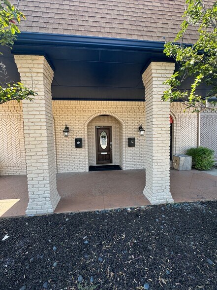 2511 Texas Dr, Irving, TX à louer - Photo du bâtiment - Image 2 de 6