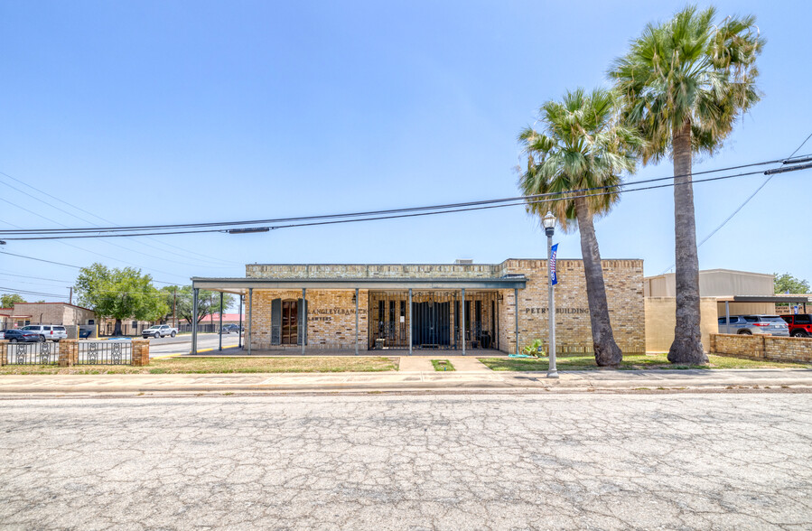 100 N 4th St, Carrizo Springs, TX à vendre - Photo du bâtiment - Image 1 de 16