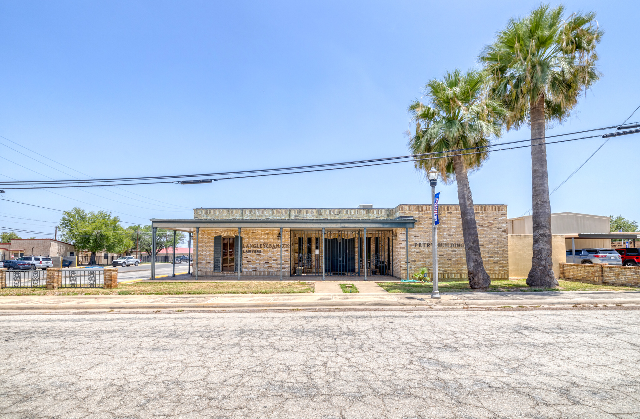 100 N 4th St, Carrizo Springs, TX à vendre Photo du bâtiment- Image 1 de 17