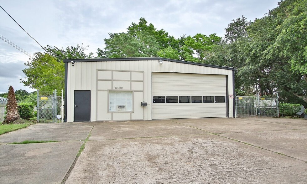 13000 Schroeder Rd, Houston, TX à vendre - Photo du bâtiment - Image 2 de 8