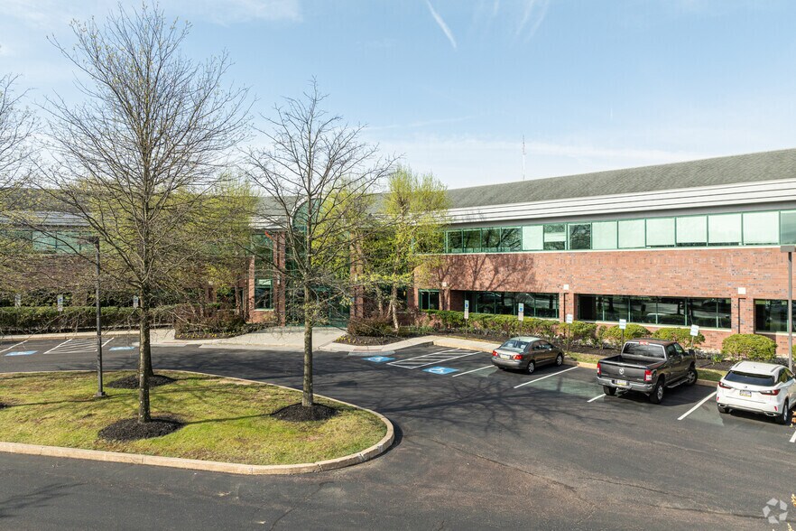 15 Campus Blvd, Newtown Square, PA for lease - Building Photo - Image 2 of 10