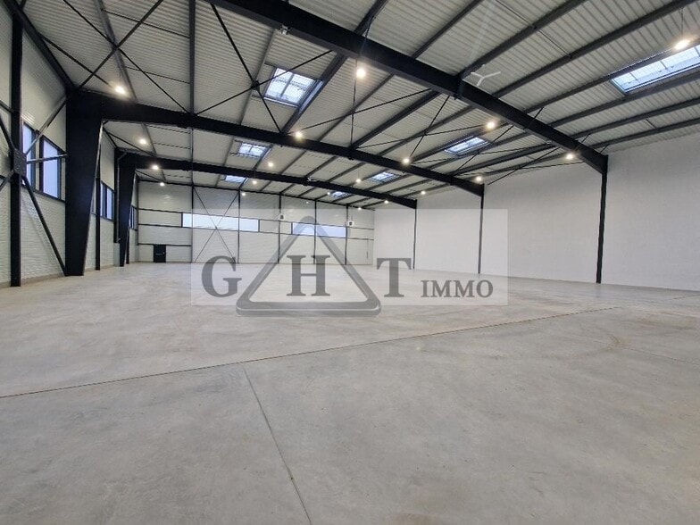 Industrial in La Courneuve for lease - Building Photo - Image 2 of 7