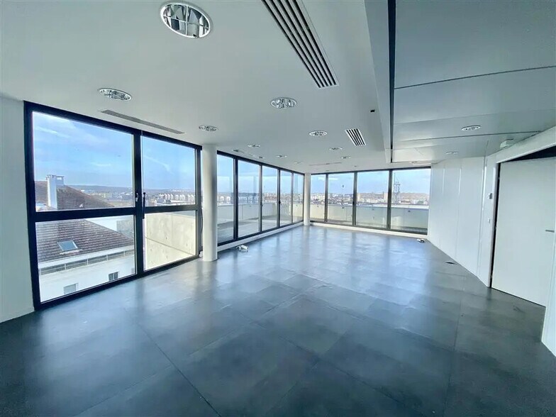 Bureau dans Rueil-Malmaison à louer - Photo du bâtiment - Image 2 de 9