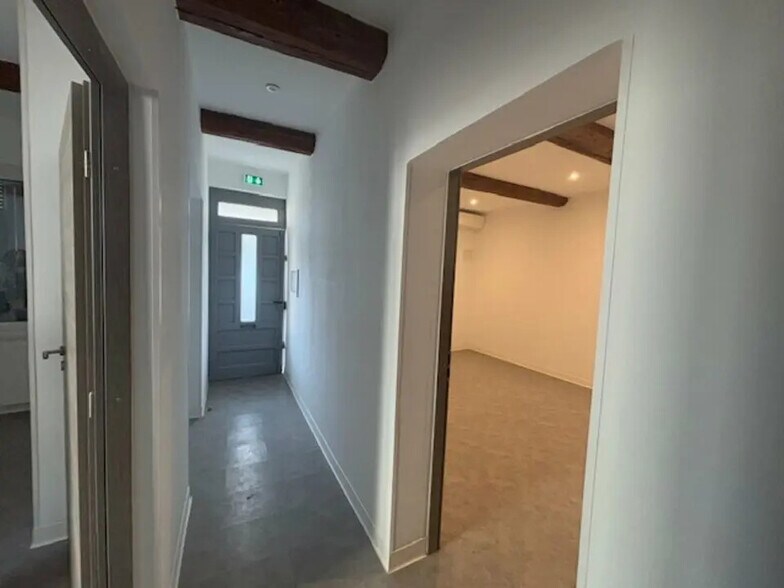 Bureau dans Garons à louer - Photo du bâtiment - Image 2 de 4