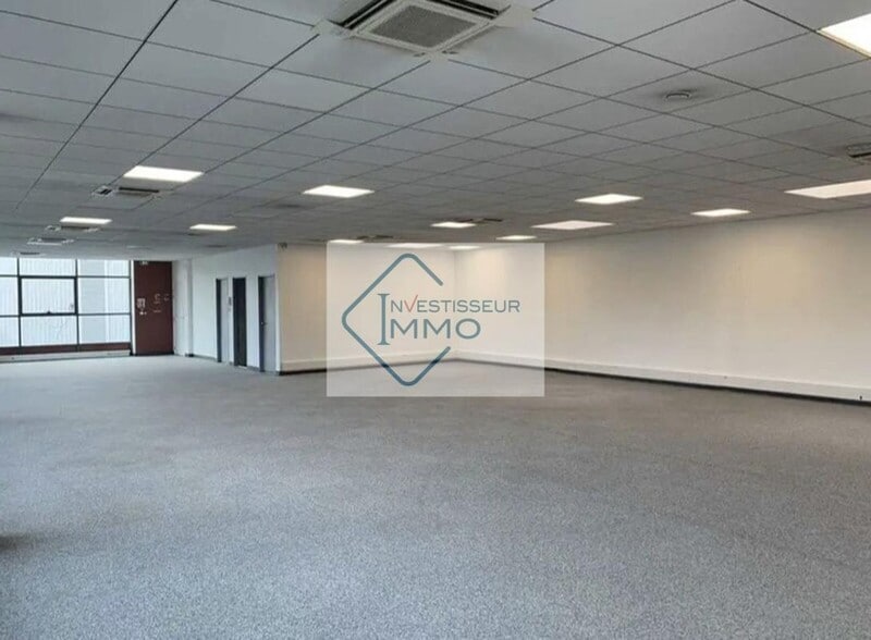 Office in Noisy Le Sec for lease - Interior Photo - Image 2 of 5