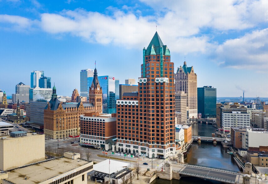 111 E Kilbourn Ave, Milwaukee, WI à louer - Photo du bâtiment - Image 1 de 21