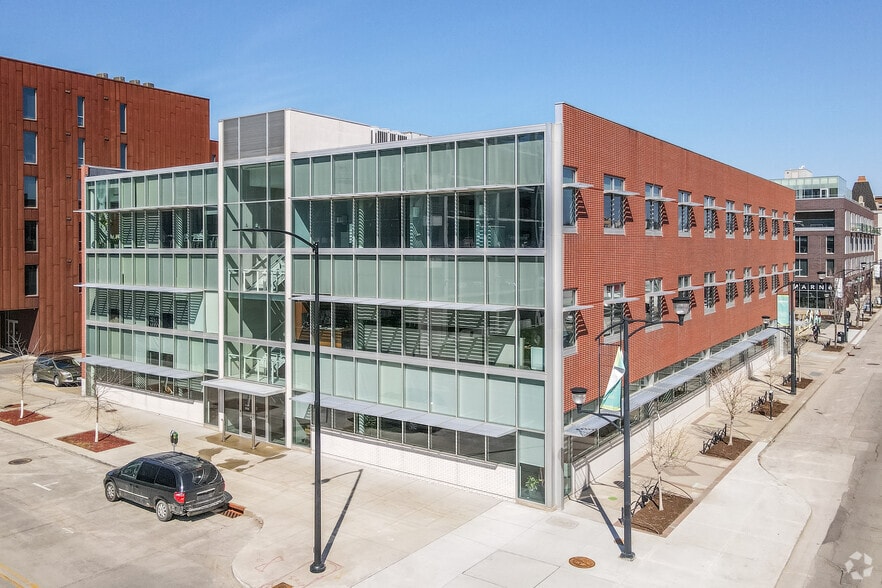 300 E Locust St, Des Moines, IA à louer - Photo du bâtiment - Image 2 de 8