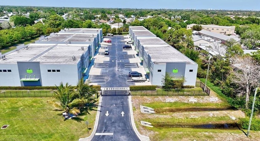 861 NE Industrial Blvd, Jensen Beach, FL à louer Photo principale- Image 1 de 14