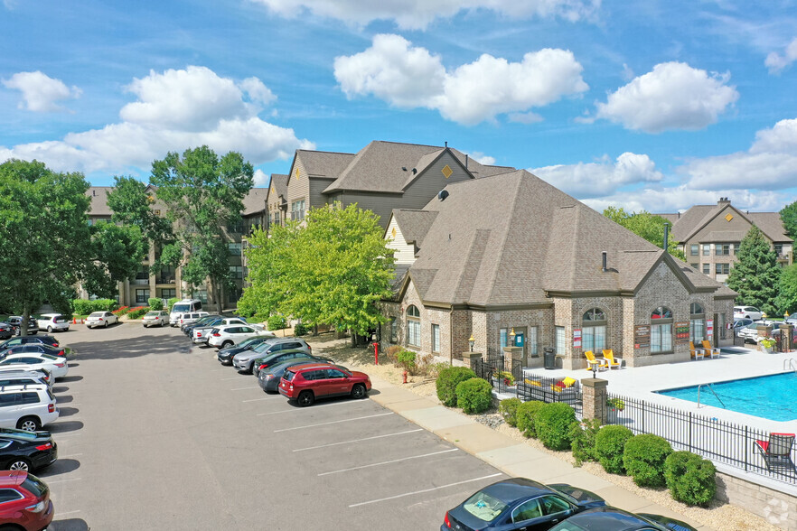 8617 Edinbrook Xing, Brooklyn Park, MN for sale - Primary Photo - Image 1 of 26