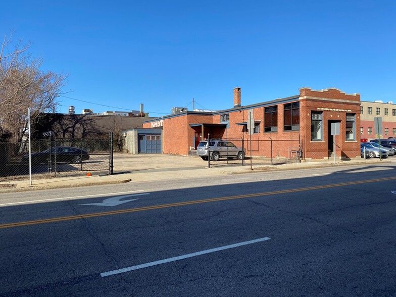 393 Eddy St, Providence, RI à louer - Photo du bâtiment - Image 3 de 3