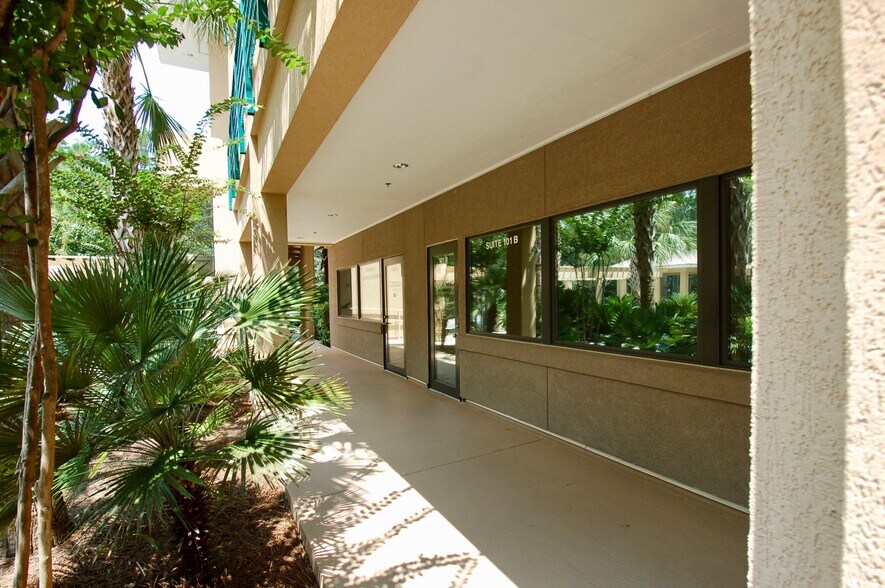 23 N Main St, Hilton Head Island, SC à louer - Photo du bâtiment - Image 1 de 5