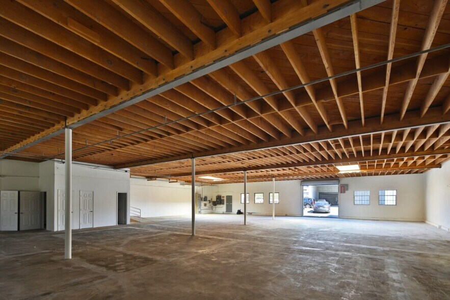 2230 S Barrington Ave, Los Angeles, CA à vendre - Photo intérieure - Image 3 de 5