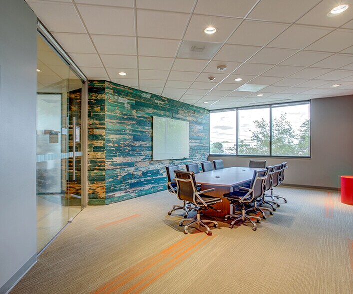 7676 Hillmont St, Houston, TX à louer - Photo intérieure - Image 3 de 5