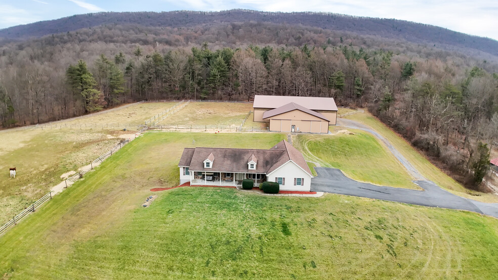 133 Black Bear Ln, East Waterford, PA à vendre - Photo du bâtiment - Image 2 de 111