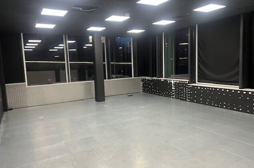 10 Sutton Court Rd, Sutton à louer - Photo intérieure - Image 3 de 5