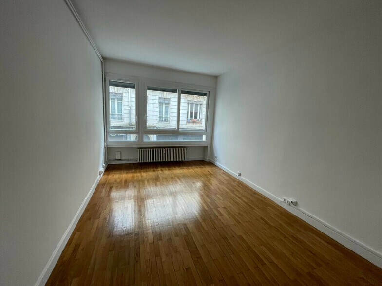 Office in Lyon for lease - Interior Photo - Image 3 of 6