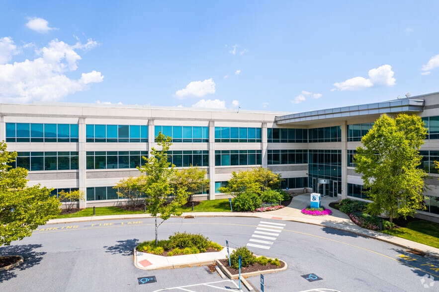 3501 Corporate Pky, Center Valley, PA for lease - Building Photo - Image 1 of 4