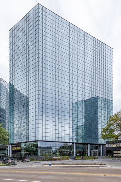 820 Gessner Rd, Houston, TX à louer - Photo du bâtiment - Image 2 de 26