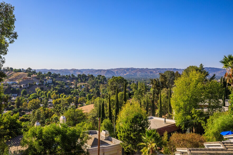 5015 Calatrana Dr, Woodland Hills, CA for sale - Aerial - Image 2 of 10