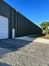 16489-16497 NW 49th Ave, Hialeah, FL à louer Photo du bâtiment- Image 2 de 6