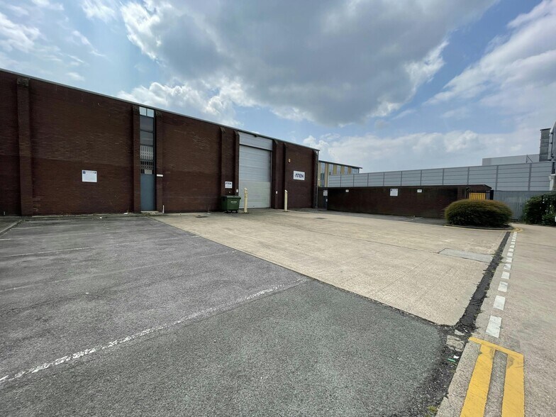 466-467 Malton Ave, Slough à louer - Photo du bâtiment - Image 3 de 6