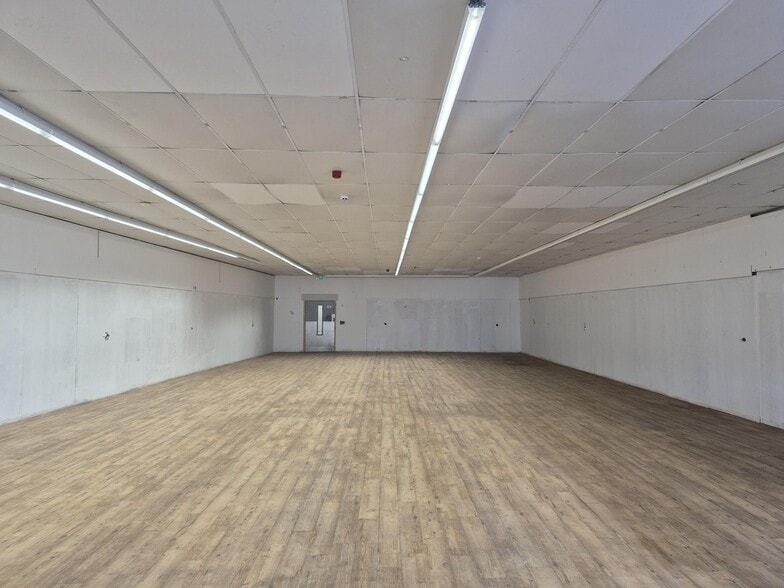 10 Market St, Wirral for lease - Building Photo - Image 2 of 4