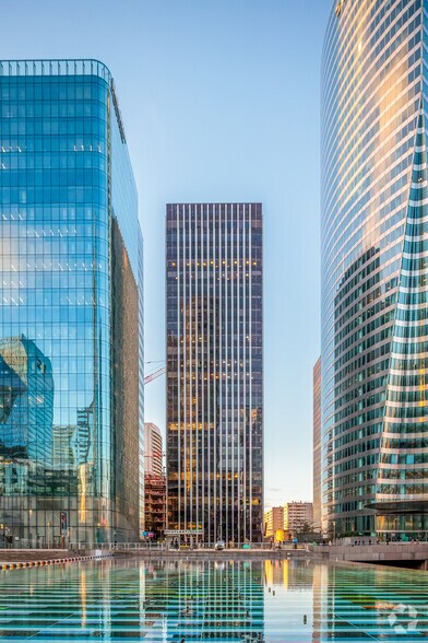 Bureau dans Puteaux à louer - Photo du bâtiment - Image 2 de 3