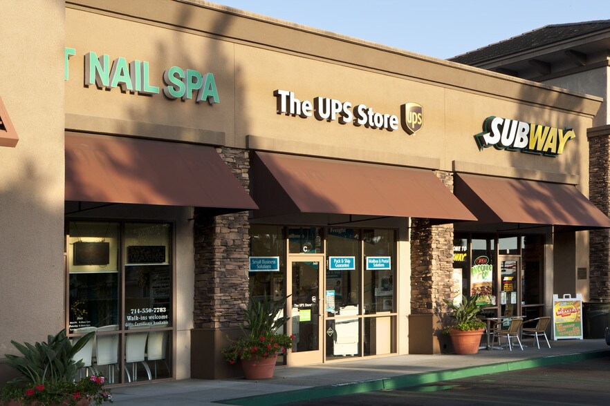 2321 E 4th St, Santa Ana, CA à louer - Photo du bâtiment - Image 2 de 3