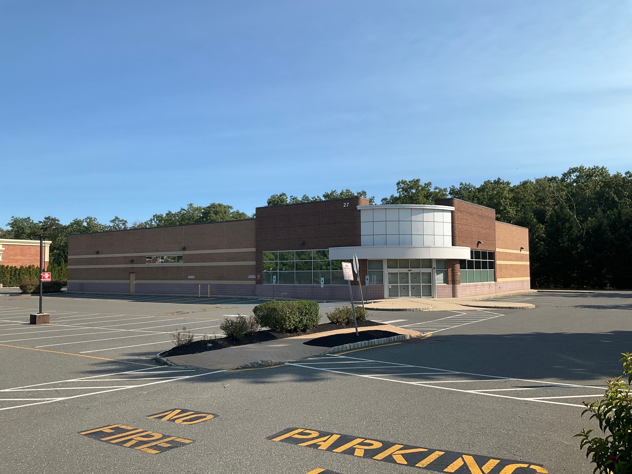 21-27 S Hope Chapel Rd, Jackson, NJ à louer Photo du bâtiment- Image 1 de 11