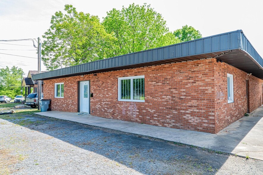 304 Virginia St SW, Lenoir, NC à vendre - Photo principale - Image 1 de 40