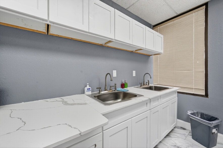 1404 W Walnut Hill Ln, Irving, TX for lease - Building Photo - Image 3 of 14