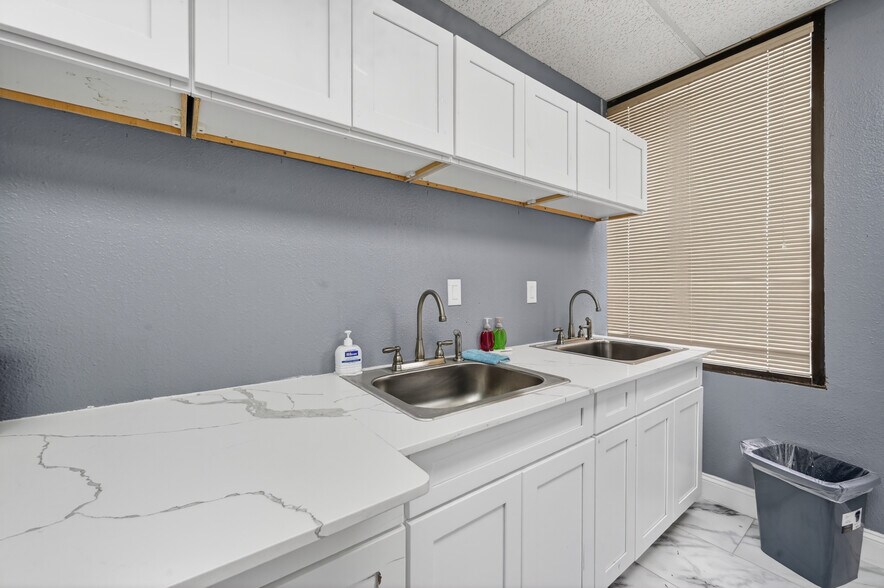 1404 W Walnut Hill Ln, Irving, TX à louer - Photo du bâtiment - Image 3 de 14