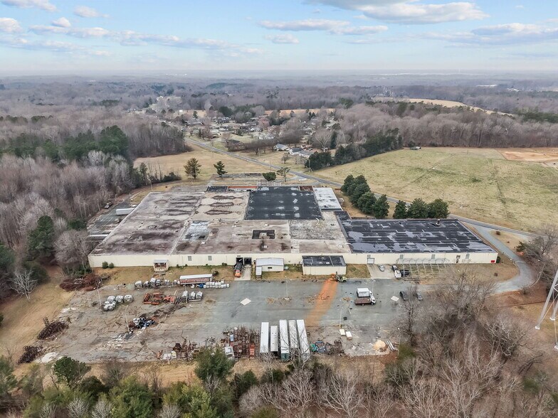 1000 E Butler Ave, Liberty, NC à vendre - Photo du bâtiment - Image 2 de 48