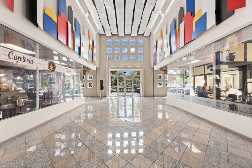 7791 NW 46th St, Doral, FL à vendre - Photo intérieure - Image 2 de 9