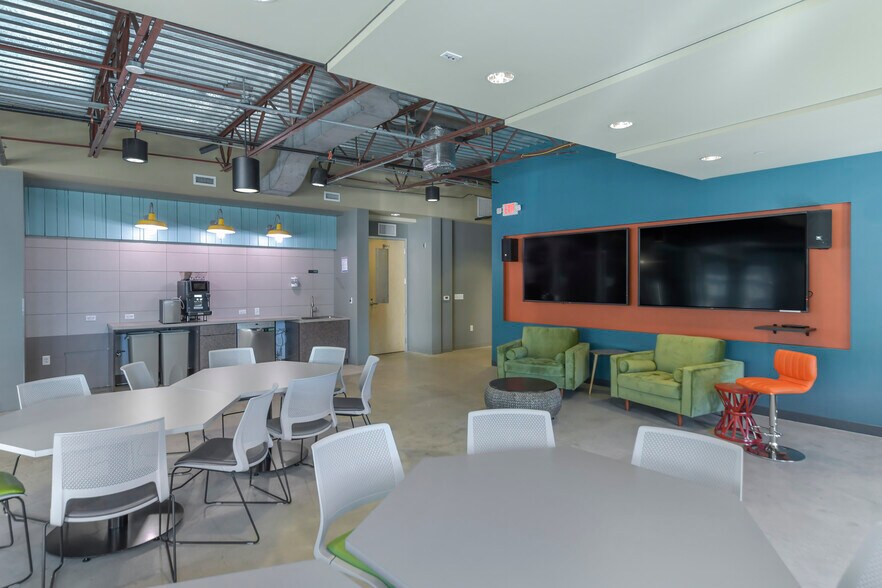 200 W Franklin St, Chapel Hill, NC à louer - Photo intérieure - Image 3 de 8