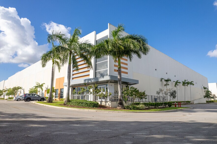 5821 E 10th Ave, Hialeah, FL à louer - Photo du bâtiment - Image 1 de 6