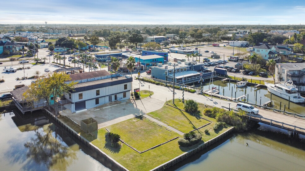 815 Clear Lake Rd, Clear Lake Shores, TX for sale - Building Photo - Image 1 of 31