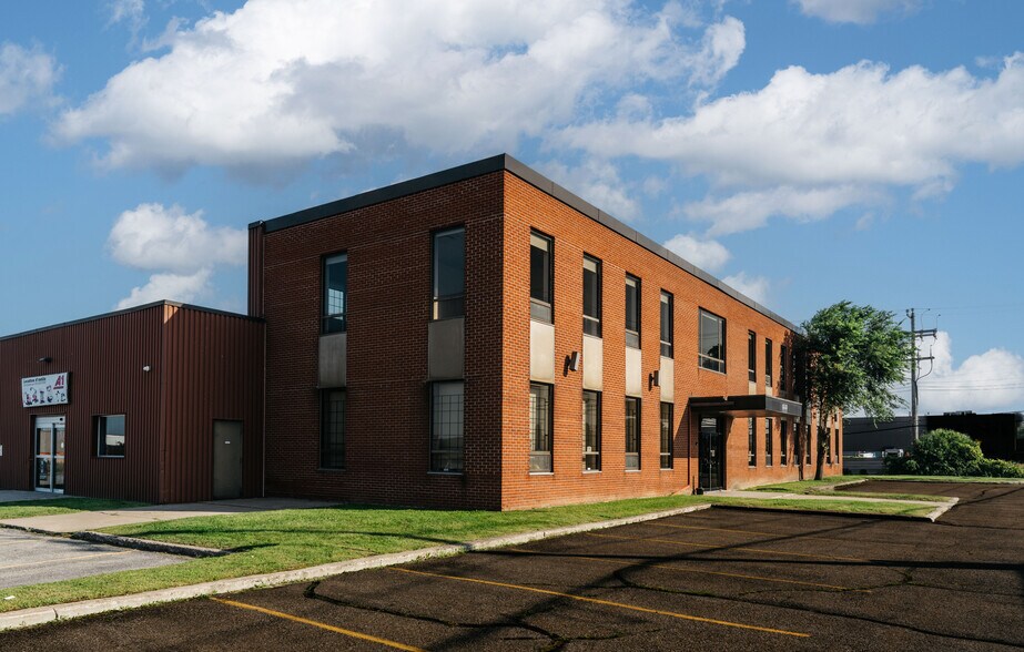 6555-6557 Ch de la Côte-de-Liesse, Montréal, QC à louer - Photo du bâtiment - Image 3 de 8