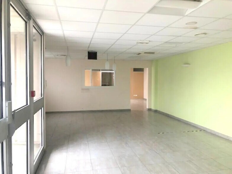 Office in Les Clayes-sous-Bois for lease - Interior Photo - Image 2 of 10