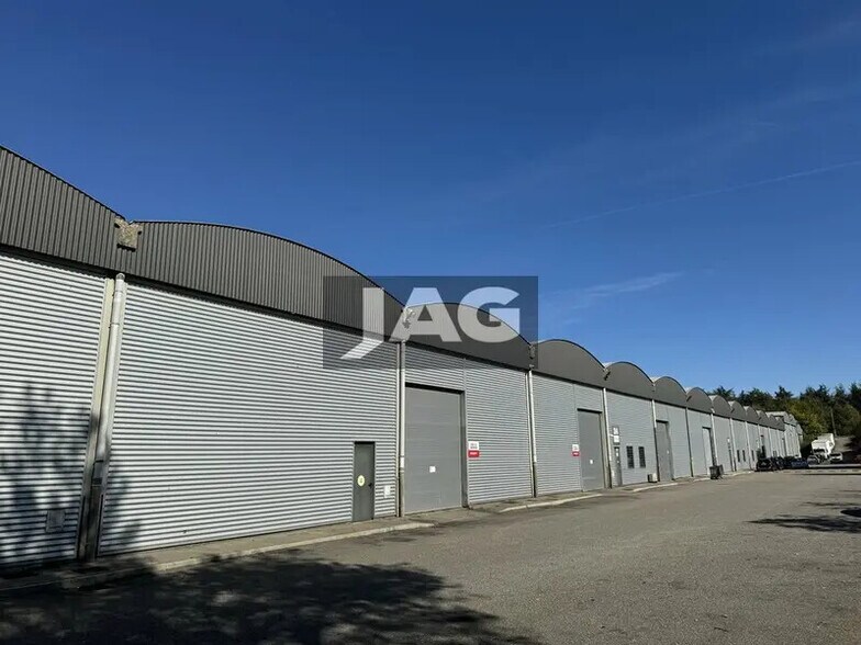 Flex in Saint-Priest for lease - Building Photo - Image 3 of 6