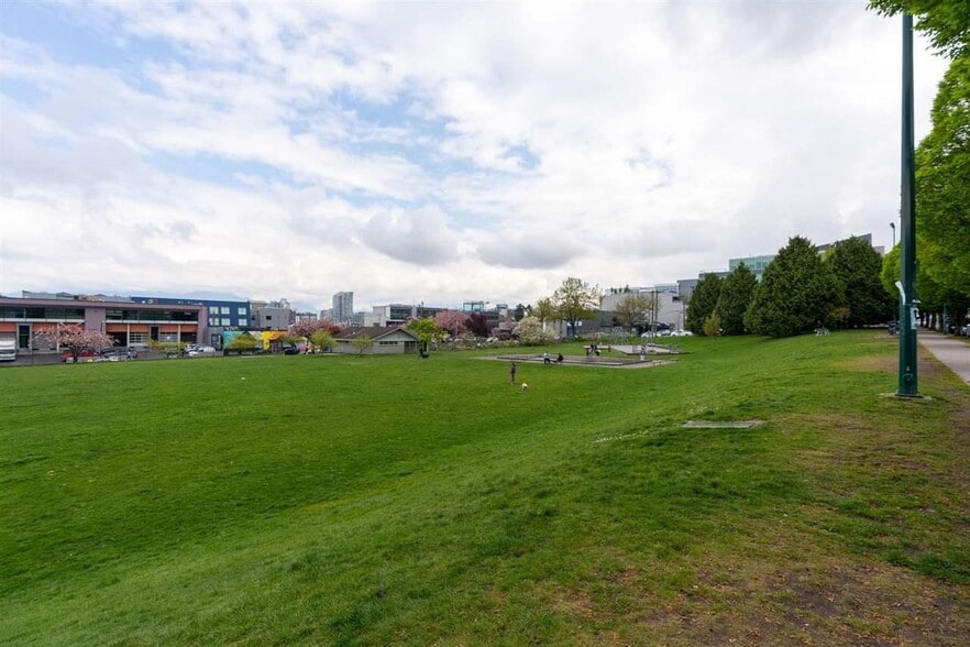 138-150 W 8th Av, Vancouver, BC à vendre - Photo du bâtiment - Image 3 de 4
