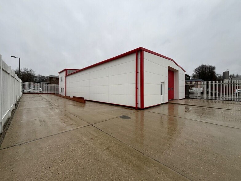 1 Mayflower Close, Eastleigh à louer - Photo du bâtiment - Image 3 de 3